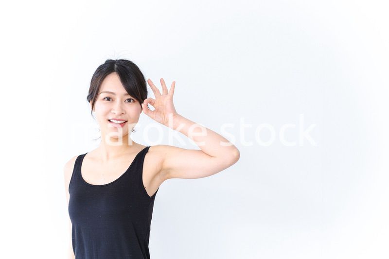 OKサインをする笑顔の若い女性