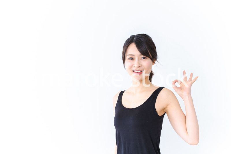 OKサインをする笑顔の若い女性