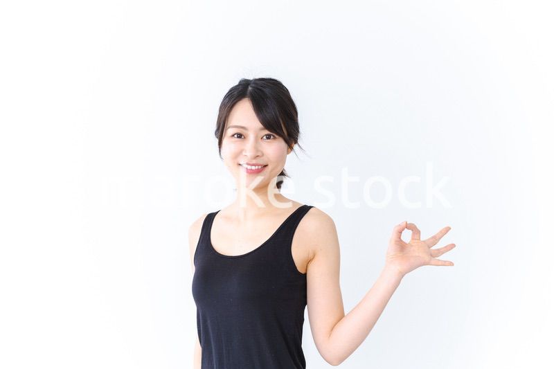 OKサインをする笑顔の若い女性