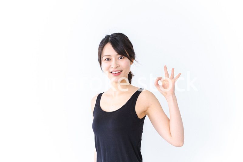 OKサインをする笑顔の若い女性