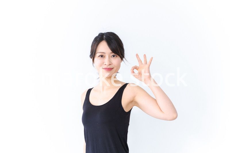 OKサインをする笑顔の若い女性