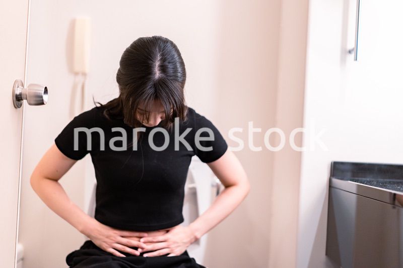 便秘に苦しむ若い女性