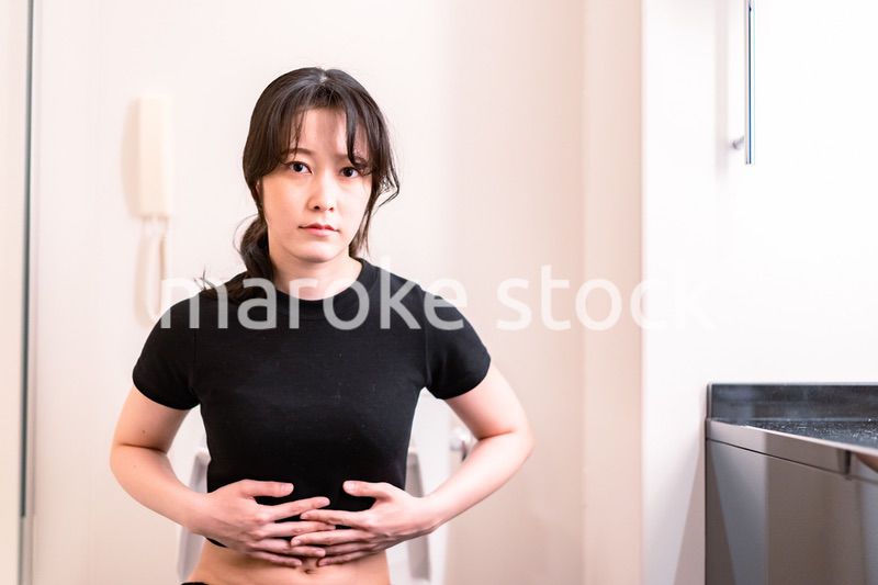 便秘に苦しむ若い女性