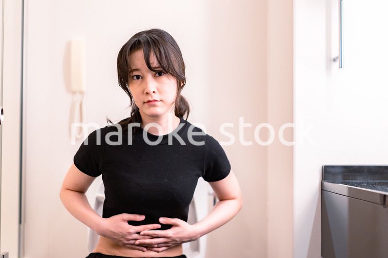 便秘に苦しむ若い女性