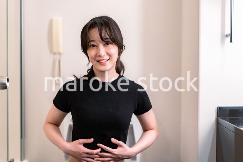 快便で喜ぶ若い女性