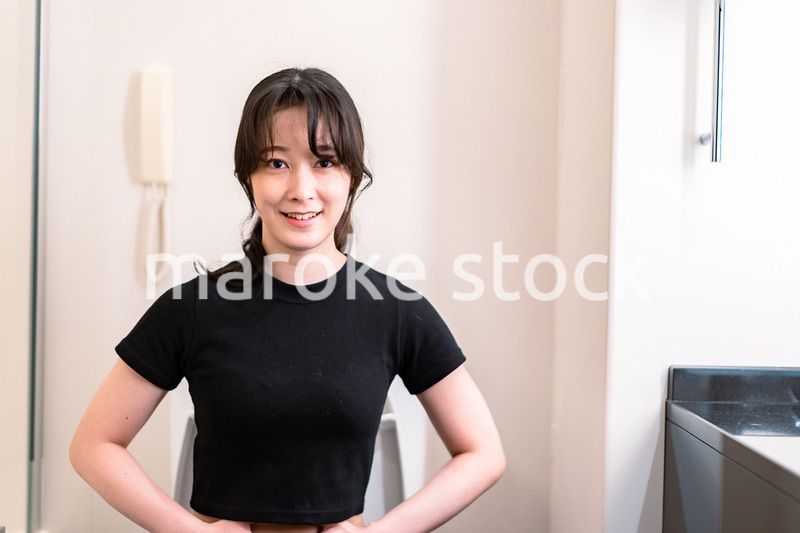 快便で喜ぶ若い女性