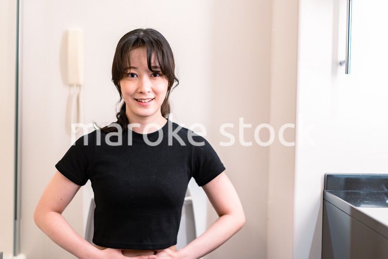 快便で喜ぶ若い女性