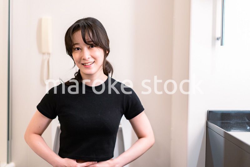 快便で喜ぶ若い女性