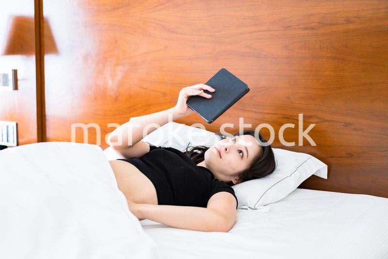 自分の体を触る思春期の女性