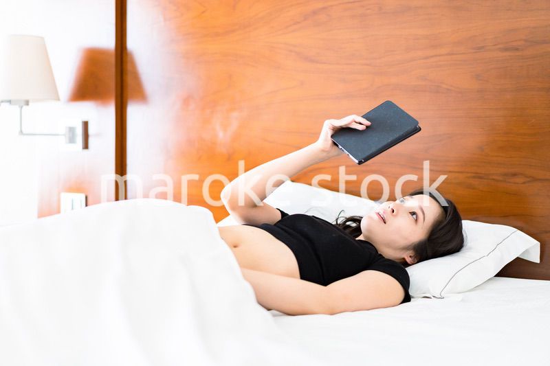 自分の体を触る思春期の女性