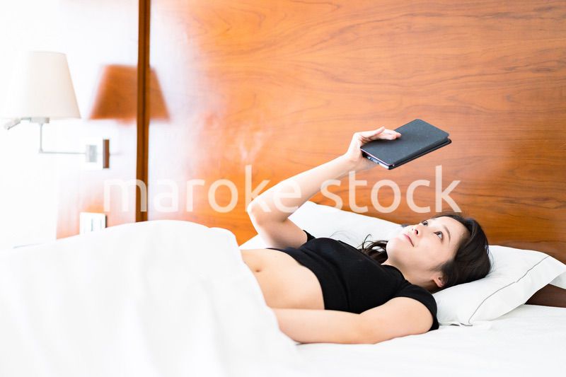 自分の体を触る思春期の女性