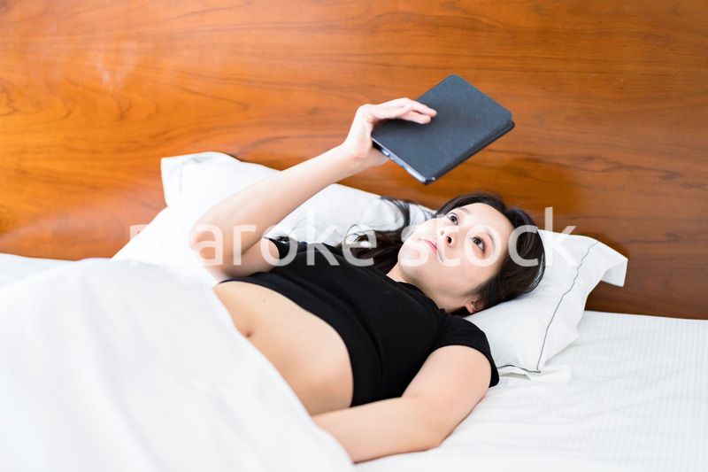 自分の体を触る思春期の女性