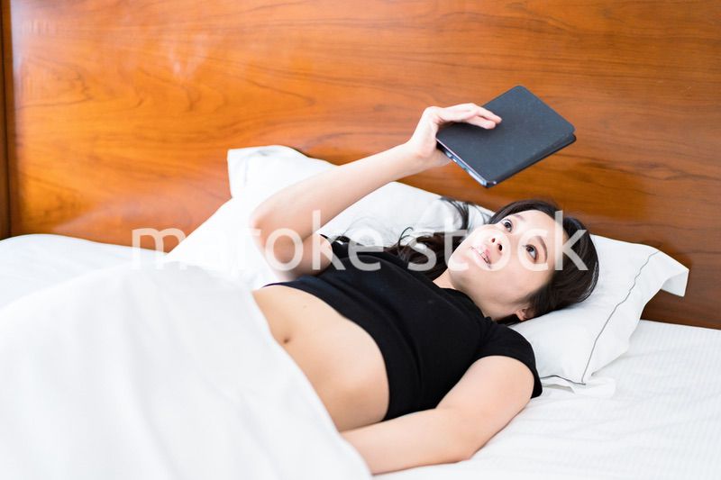 自分の体を触る思春期の女性