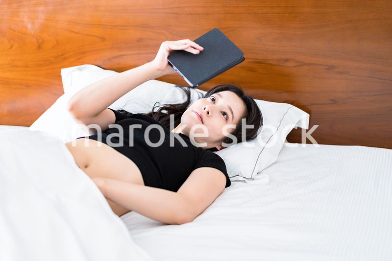 自分の体を触る思春期の女性