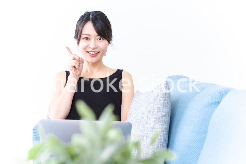 ソファに座っておすすめする若い女性