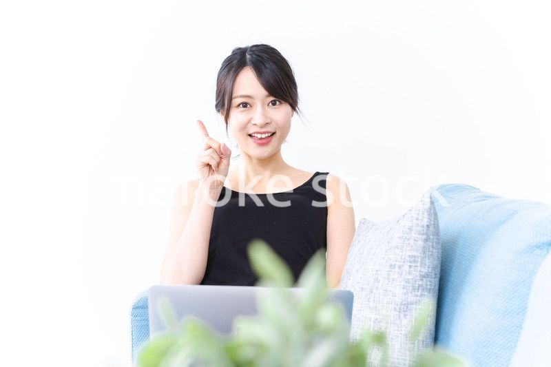 ソファに座っておすすめする若い女性