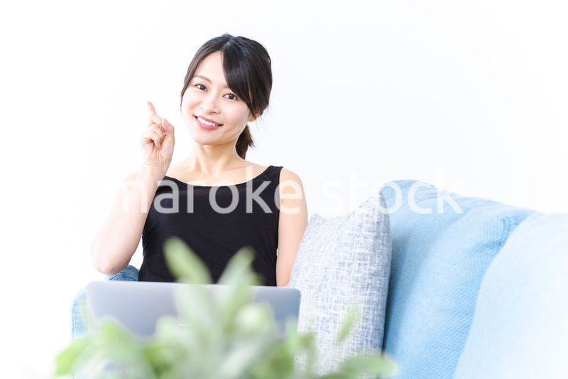 ソファに座っておすすめする若い女性