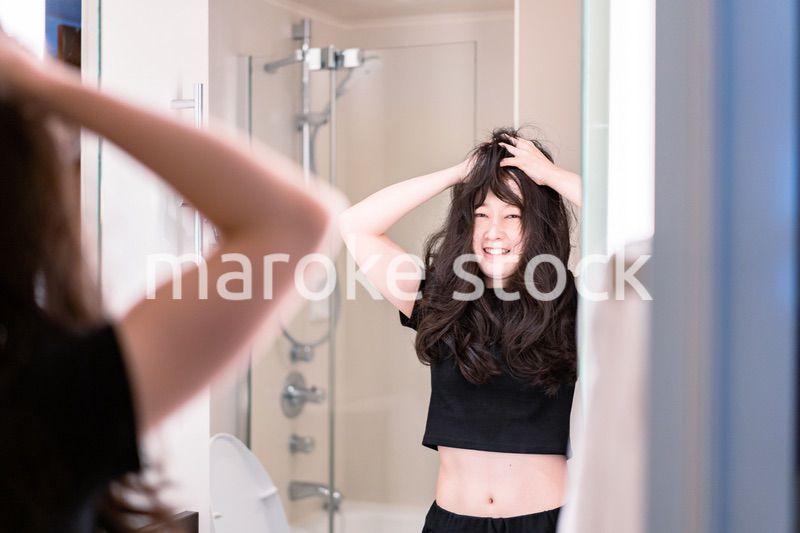 髪の毛をぐちゃぐちゃにする若い女性