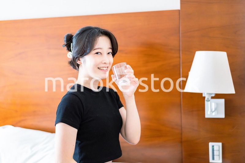 起床後に水を飲む若い女性