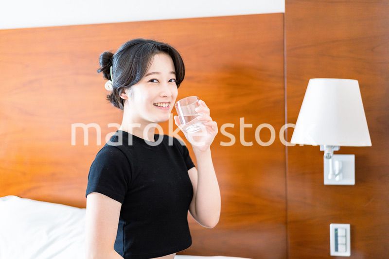 起床後に水を飲む若い女性