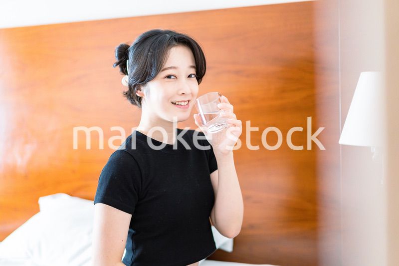 起床後に水を飲む若い女性