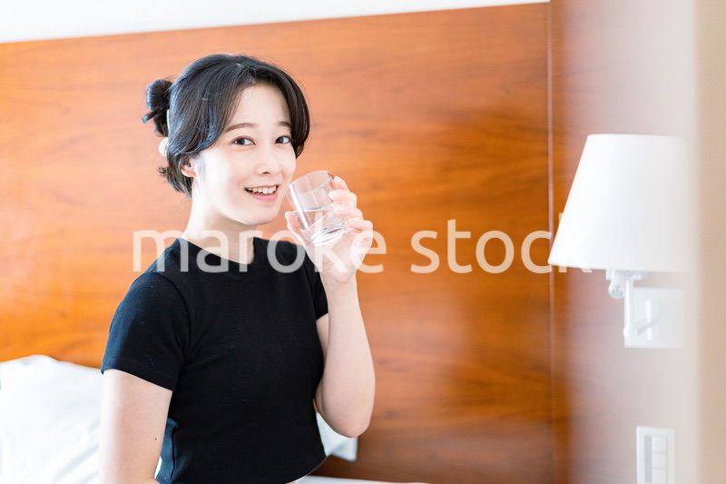 起床後に水を飲む若い女性