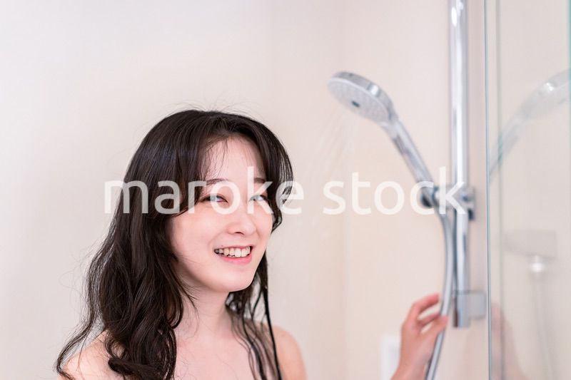 シャワーを浴びる若い女性