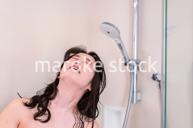 シャワーを浴びる若い女性