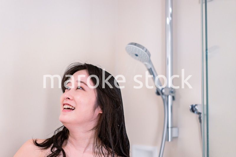 シャワーを浴びる若い女性