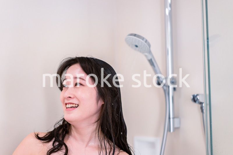 シャワーを浴びる若い女性