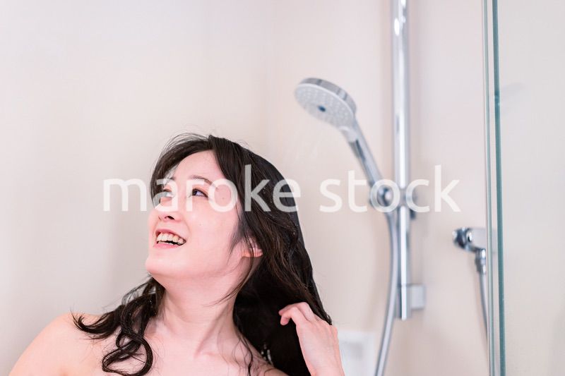 シャワーを浴びる若い女性