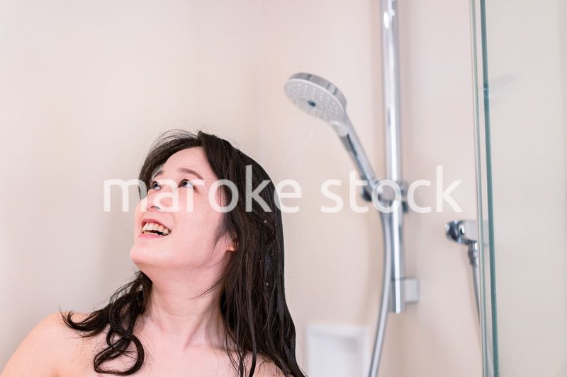 シャワーを浴びる若い女性