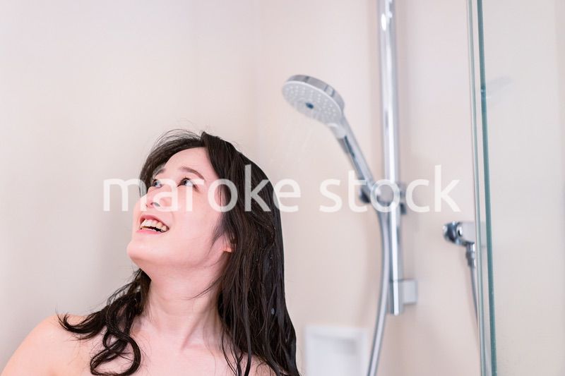 シャワーを浴びる若い女性
