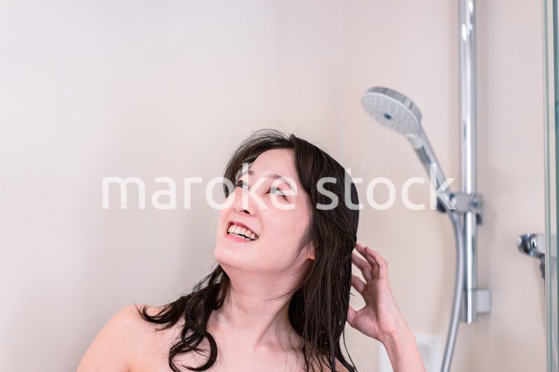 シャワーを浴びる若い女性