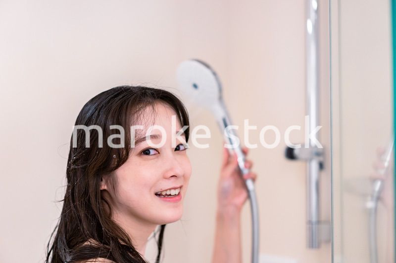 シャワーを浴びる若い女性
