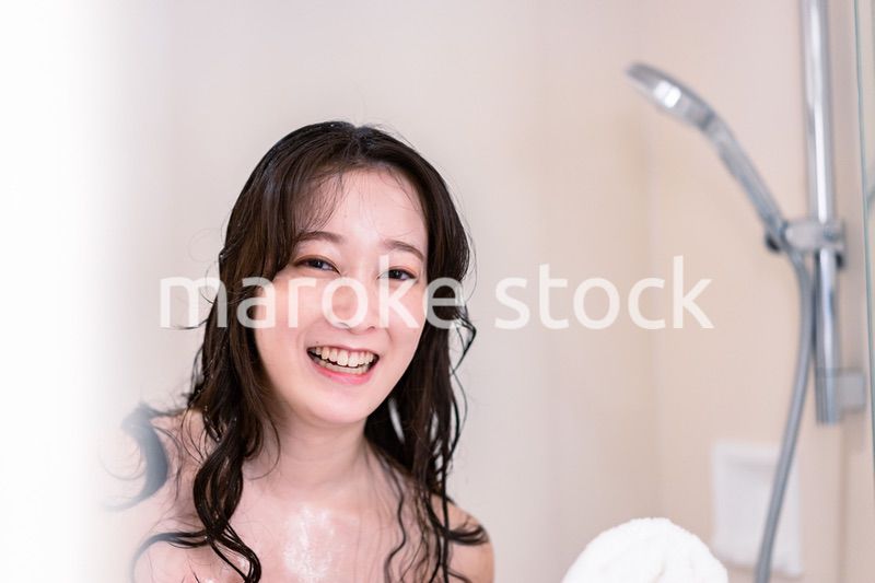 シャワーを浴びる若い女性