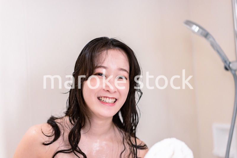 シャワーを浴びる若い女性