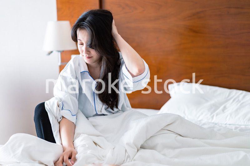 二日酔いに苦しむ若い女性