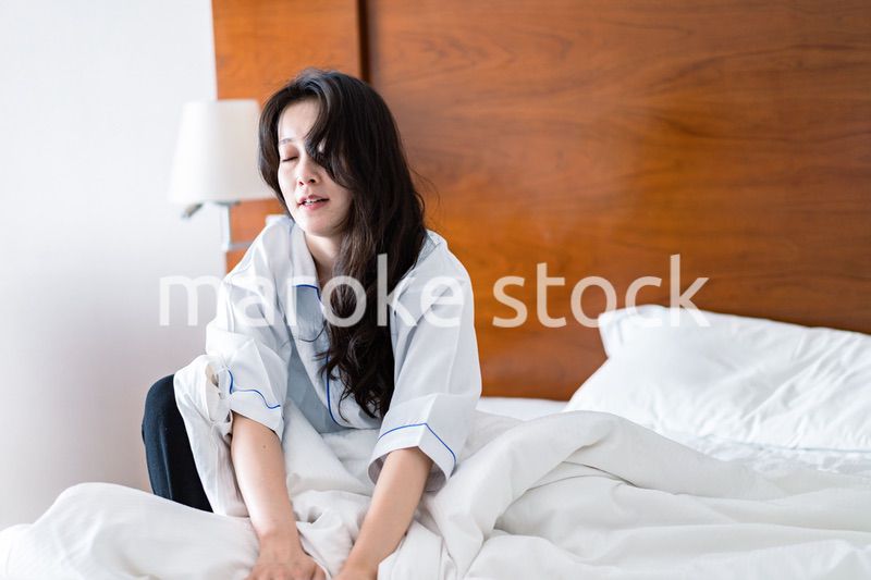 二日酔いに苦しむ若い女性