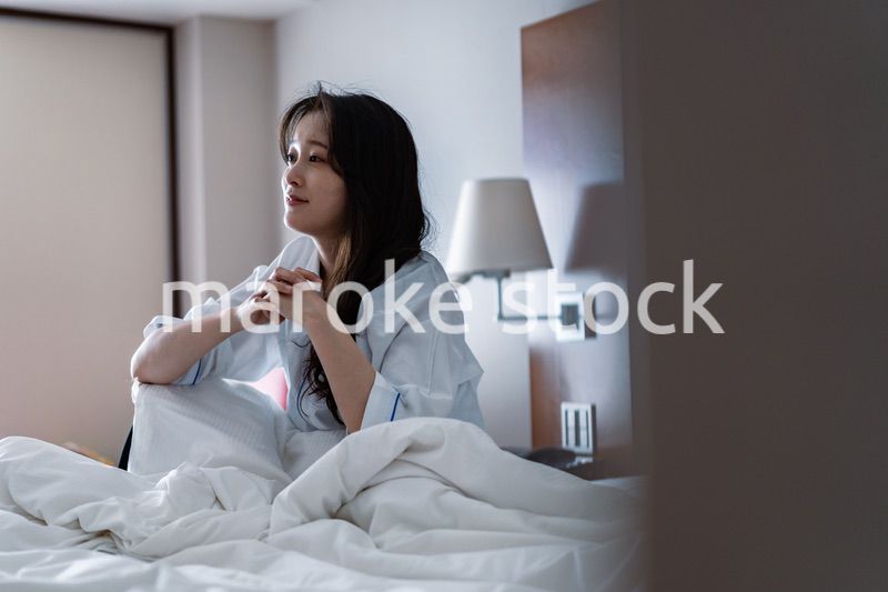 二日酔いに苦しむ若い女性