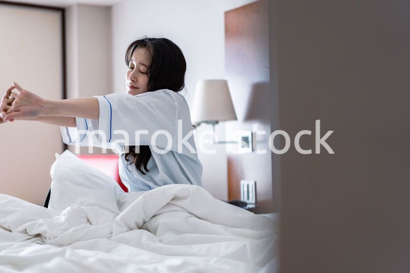 二日酔いに苦しむ若い女性