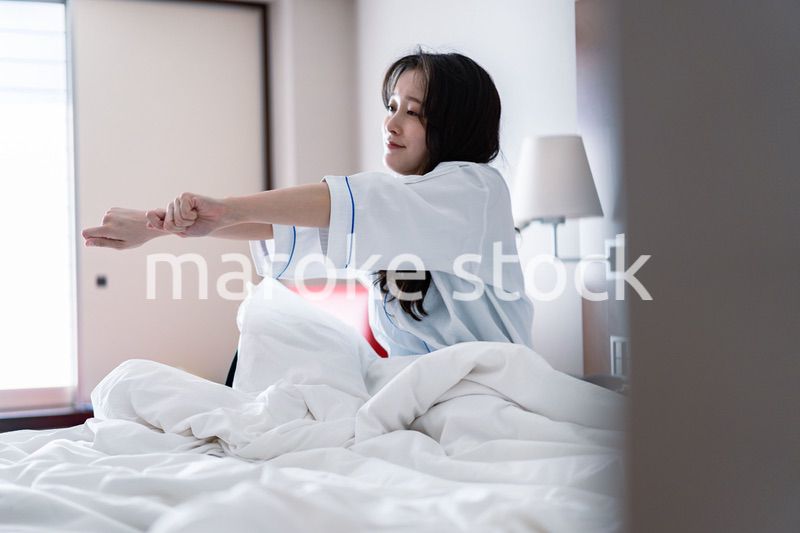 二日酔いに苦しむ若い女性