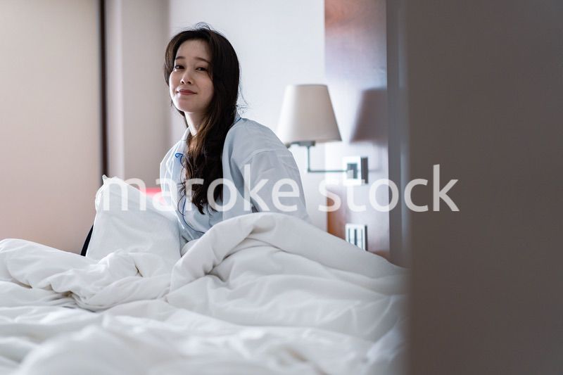 二日酔いに苦しむ若い女性