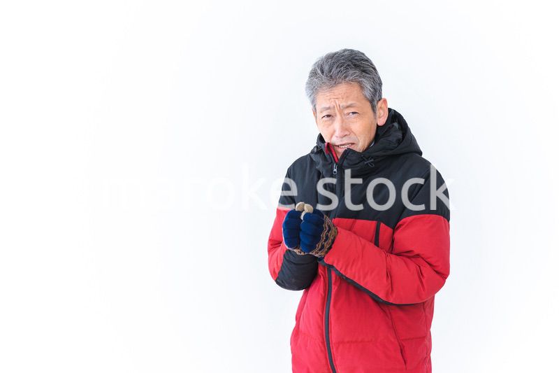 寒さに凍える高齢男性