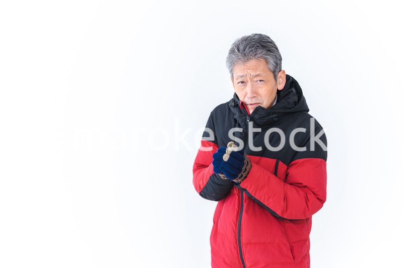 寒さに凍える高齢男性