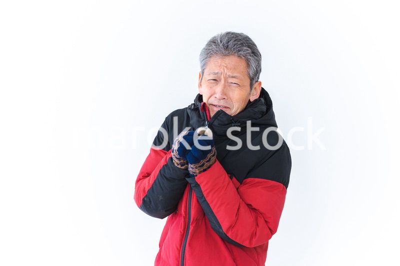 寒さに凍える高齢男性