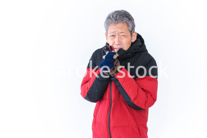 寒さに凍える高齢男性