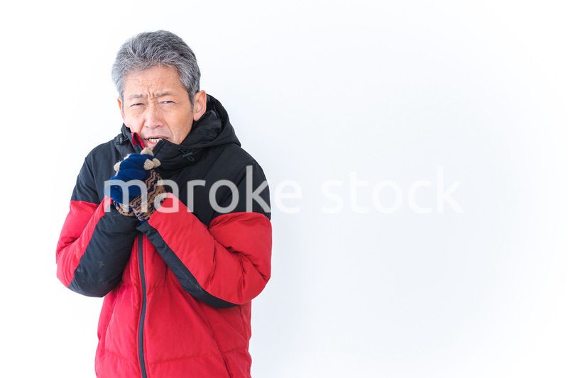寒さに凍える高齢男性