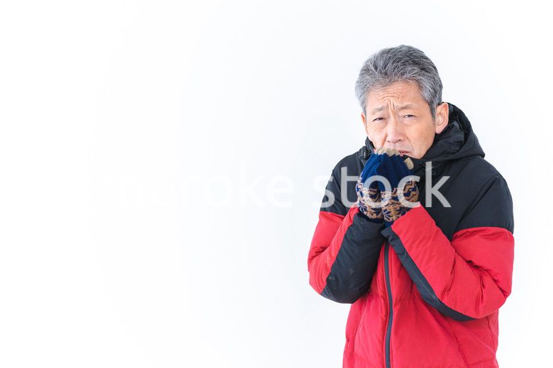 寒さに凍える高齢男性