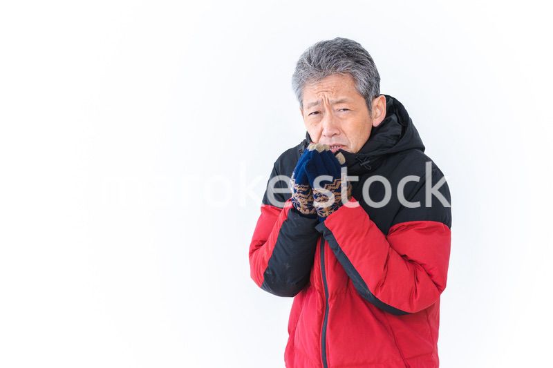 寒さに凍える高齢男性
